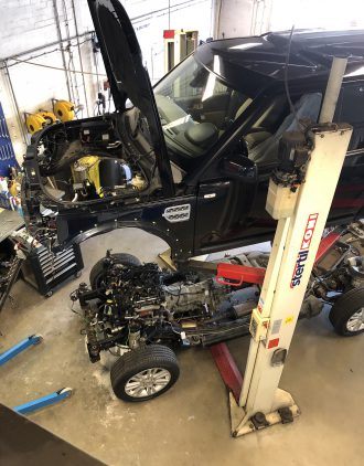Motorrevisie van een Land Rover in de werkplaats